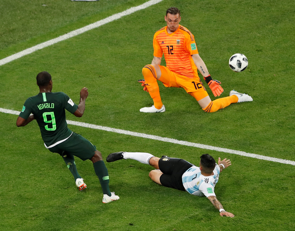 ফ্রাঙ্কো আর্মানি: কাবালেরোর জায়গায় নাইজিরিয়া ম্যাচে দলে এসেছেন আর্মানি। প্রথম আন্তর্জাতিক ম্যাচেই ভাল পারফর্ম করেছেন রিভারপ্লেটের ৩১ বছরের এই গোলরক্ষক। ছবি: রয়টার্স।