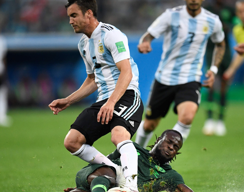 নিকোলাস ট্যাগলিয়াফিকো: দুরন্ত স্ট্যামিনার জন্য ২৫ বছরের তরুণ এই ডিফেন্ডারকে জাভিয়ের জানেত্তির সঙ্গে তুলনা করা হয়। আয়াখসের এই লেফট ব্যাক আর্জেন্টিনার হয়ে মাত্র ৭টি ম্যাচ খেলেছেন। দেশের হয়ে অনূর্ধ্ব ১৫, ১৭ এবং ২০ পর্যায়ে খেলেছেন তিনি। ছবি: এএফপি।