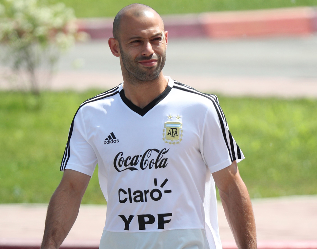 হাভিয়ের মাসচেরানো: দলের অন্যতম এই প্রবীণ ফুটবলারের অভিজ্ঞতা আজ বড় ভরসা সাম্পাওলির। গত ম্যাচে রক্তাক্ত অবস্থাতেও তাঁর খেলা চালিয়ে যাওয়া আর্জেন্টিনা দলের বর্তমান বিশ্বকাপ অভিযানকেই ইঙ্গিত দিচ্ছিল যেন। ছবি: রয়টার্স।