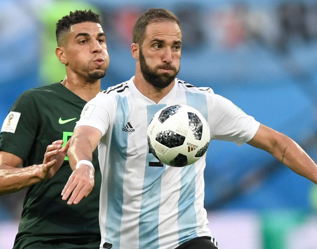 গন্সালো হিগুয়াইন: তেমন ফর্মে না থাকলেও তাঁকে দিয়েই আজ শুরু করতে পারেন সাম্পাওলি। গ্রুপ পর্বে একাধিক গোলের সুযোগ নষ্ট করেছেন এই স্ট্রাইকার। আজ ফ্রান্সের বিরুদ্ধে তাঁর জাত চেনানোর দিন। ছবি: এএফপি।