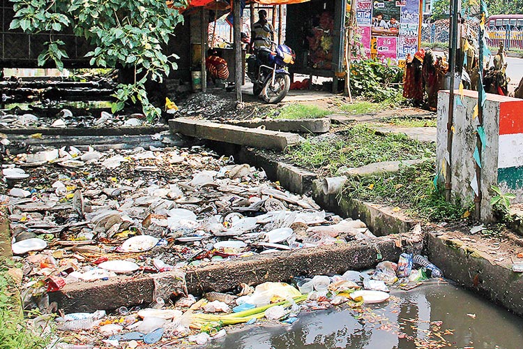 বেলঘরিয়ার বাজার চত্বরে নর্দমা ভরেছে প্লাস্টিক এবং আবর্জনায়। ছবি: সজল চট্টোপাধ্যায়