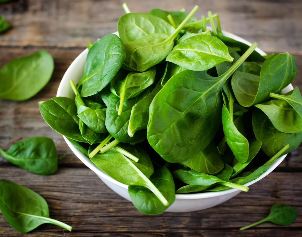 পালং: প্রোটিন, ভিটামিন এ, সি, অ্যান্টিঅক্সিডেন্টে ভরপুর পালং শাক এখন অন্যতম ট্রেন্ডি উপাদান। ১০০ গ্রাম পালং-এ আছে ২.৭ মিলিগ্রাম আয়রন। বিশেষজ্ঞেরা জানাচ্ছেন, স্যালাড হিসেবে বা কম তেলে রান্না করে নিয়মিত ডায়েটে রাখুন এই সবুজ সব্জি।