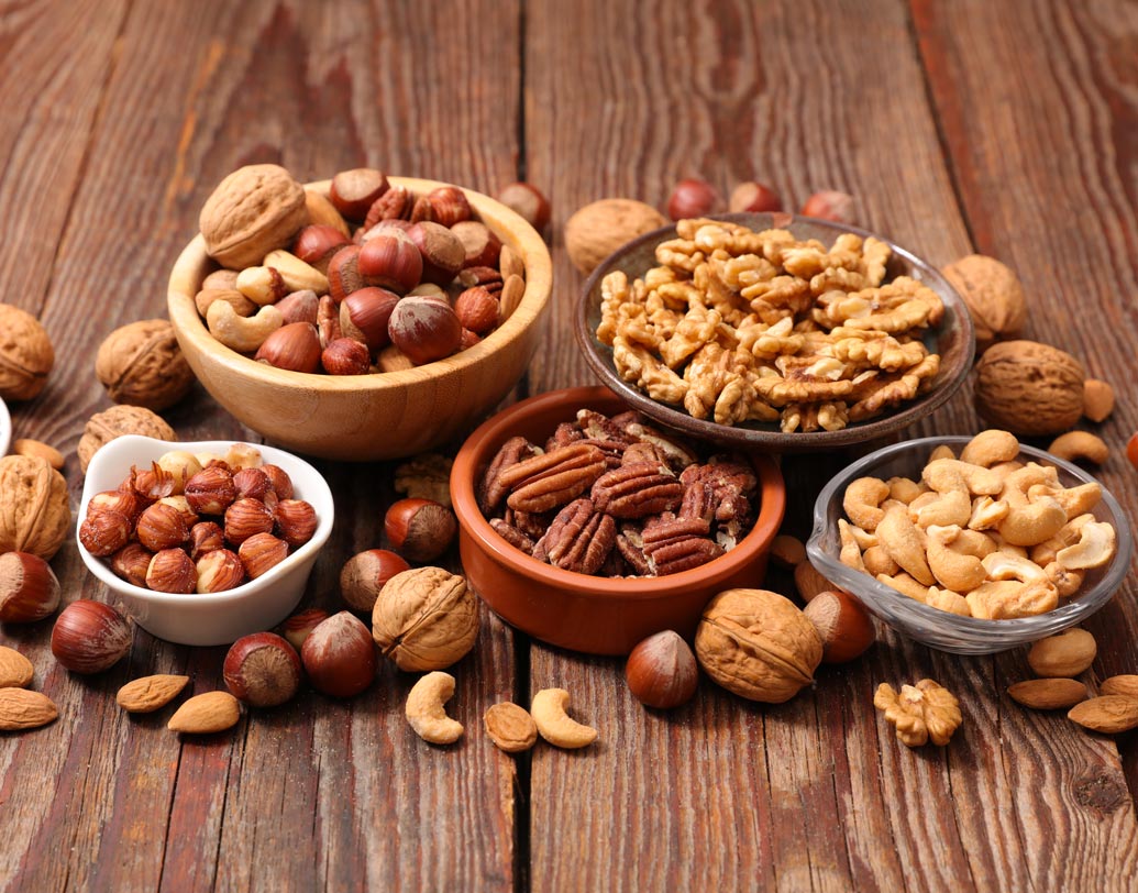 বাদাম এবং বীজ: শরীরে আয়রনের ঘাটতি পূরণে খুবই উপকারি সব্জির বীজ। কুমড়োর বীজ, ফ্ল্যাক্স, শিয়াজাতীয় বীজ তাই ডায়েট চার্টে রাখার নিদান দিচ্ছেন চিকিৎসকেরা। তা ছাড়া, বাদামেও থাকে প্রচুর পরিমাণে আয়রন। কাজু, আমন্ডে আয়রন ছাড়াও রয়েছে প্রোটিন, ফাইবার, ভিটামিন এবং অ্যান্টিঅক্সিডেন্ট।