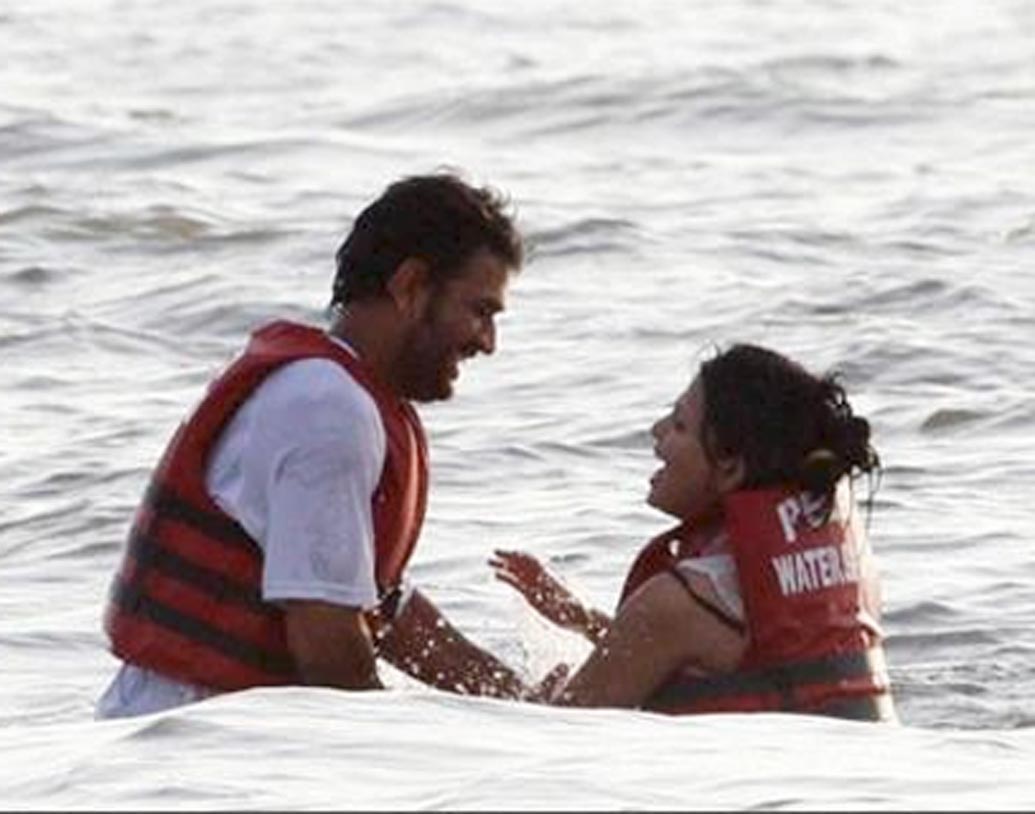 মহেন্দ্র সিংহ ধোনি-সাক্ষী: ২০১০ সালের জুলাই মাসে সাক্ষী রাওয়তকে বিয়ে করেন ‘ক্যাপ্টেন কুল’। রোম্যান্টিক হনিমুনের জন্য ওই বছরই নভেম্বরে গোয়া উড়ে যান যুগল। ওয়াটার স্পোর্টস থেকে ক্যান্ডেল লাইট ডিনার, সাক্ষী-মাহির মধুচন্দ্রিমাও ছিল একেবারে ‘কুল’।