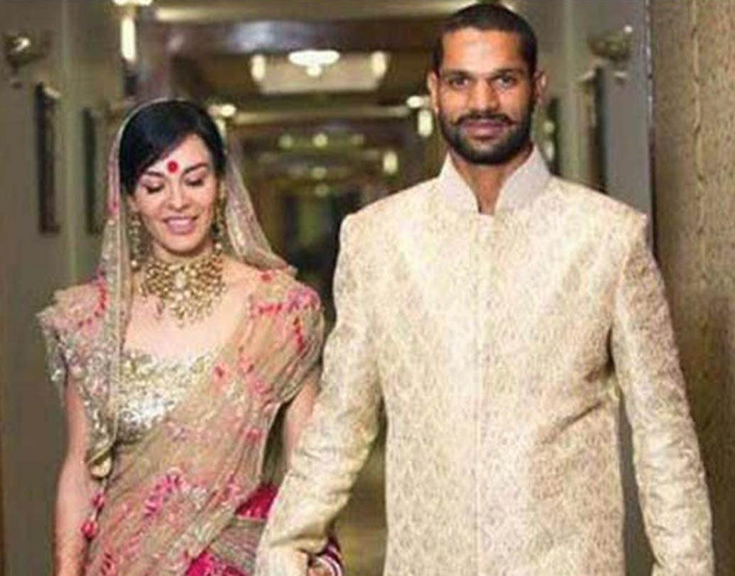 শিখর ধবন-আয়েষা: সোশ্যাল মিডিয়ায় আলাপ এবং সেখান থেকেই প্রেম শিখর ধবন ও আয়েষা মুখোপাধ্যায়ের। পেশায় কিকবক্সার আয়েষা নিজেও স্পোর্টস খুবই পছন্দ করেন। বিয়ের পর মধুচন্দ্রিমা কাটাতে অস্ট্রেলিয়াকে বেছে নিয়েছিলেন এই যুগল।