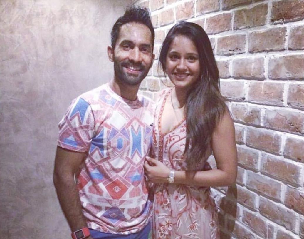 দীনেশ কার্তিক-দীপিকা: নিজেদের ‘লভ লাইভ’কে বরাবরই মিডিয়ার আড়ালে রেখেছিলেন দীনেশ-দীপিকা। ২০১৫ সালে স্কোয়াশ খেলোয়াড় দীপিকার সঙ্গে চার হাত এক হয় দীনেশের। হনিমুনে মলদ্বীপে উড়ে গিয়েছিলেন এই যুগল।