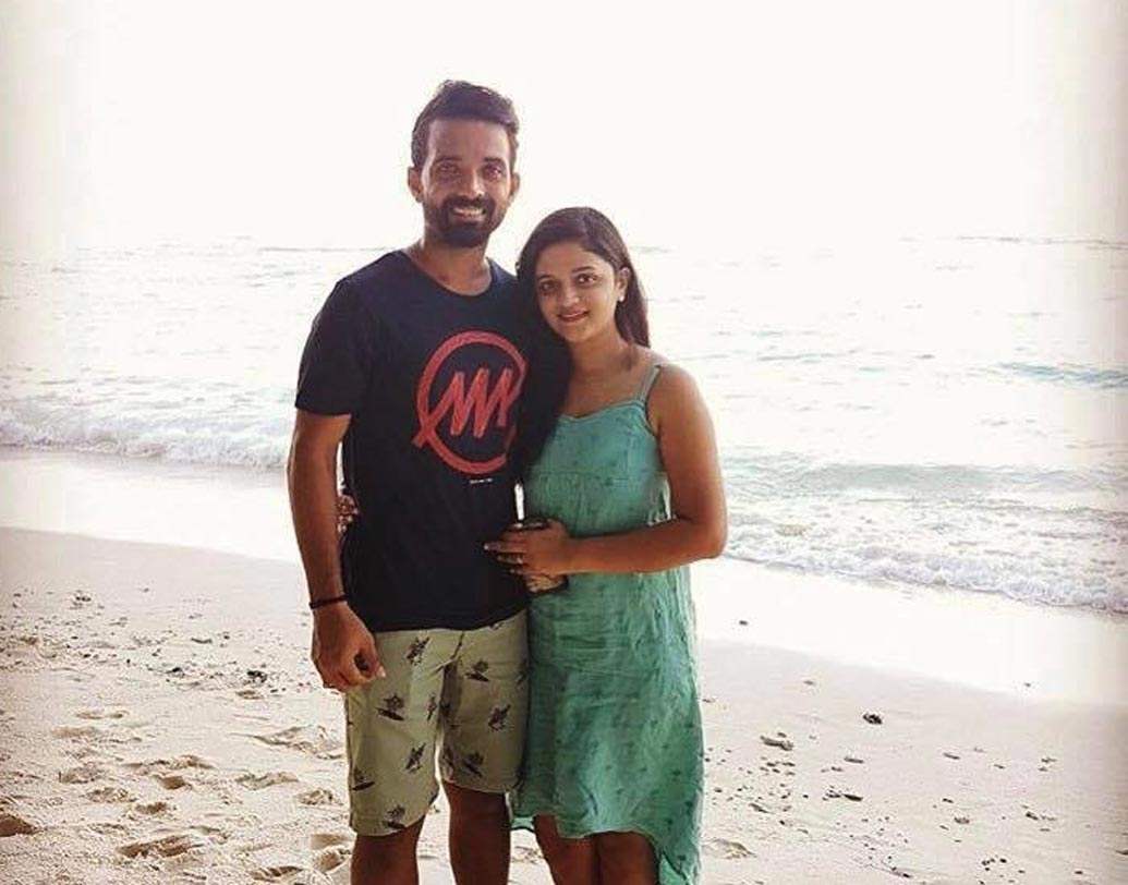 অজিঙ্ক রাহানে-রাধিকা: ২০১৪ সালে ছেলেবেলার বান্ধবী রাধিকা ধোপাভকরকে বিয়ে করেন অজিঙ্ক। রোম্যান্টিক হনিমুনের জন্য প্রকৃতির কোলে সাজানো ইন্দোনেশিয়ার বালিকে বেছে নিয়েছিলেন এই যুগল।