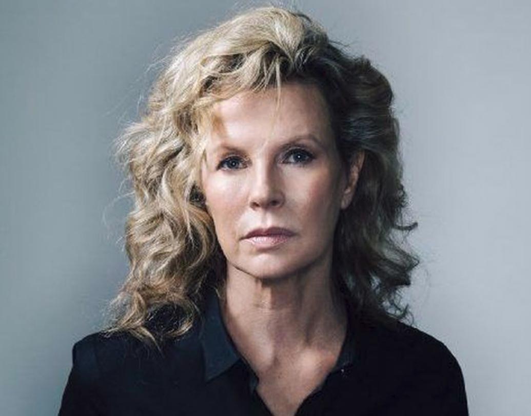 কিম বাসিঞ্জার: মোবাইলে ‘ফার্মভিলা’ খেলতে গিয়ে কখনও এমনই সবুজে ভরা একটা শহর কিনতে ইচ্ছা হয়েছে? মার্কিন অভিনেত্রী, গায়িকা এবং মডেল কিমের কিন্তু মনে হয়েছে। ২০ মিলিয়ন ডলারের আস্ত একটি শহরই তাই কিনে নিয়েছেন কিম। ভারতীয় টাকায় যার দাম ১৩৪ কোটির কাছাকাছি।