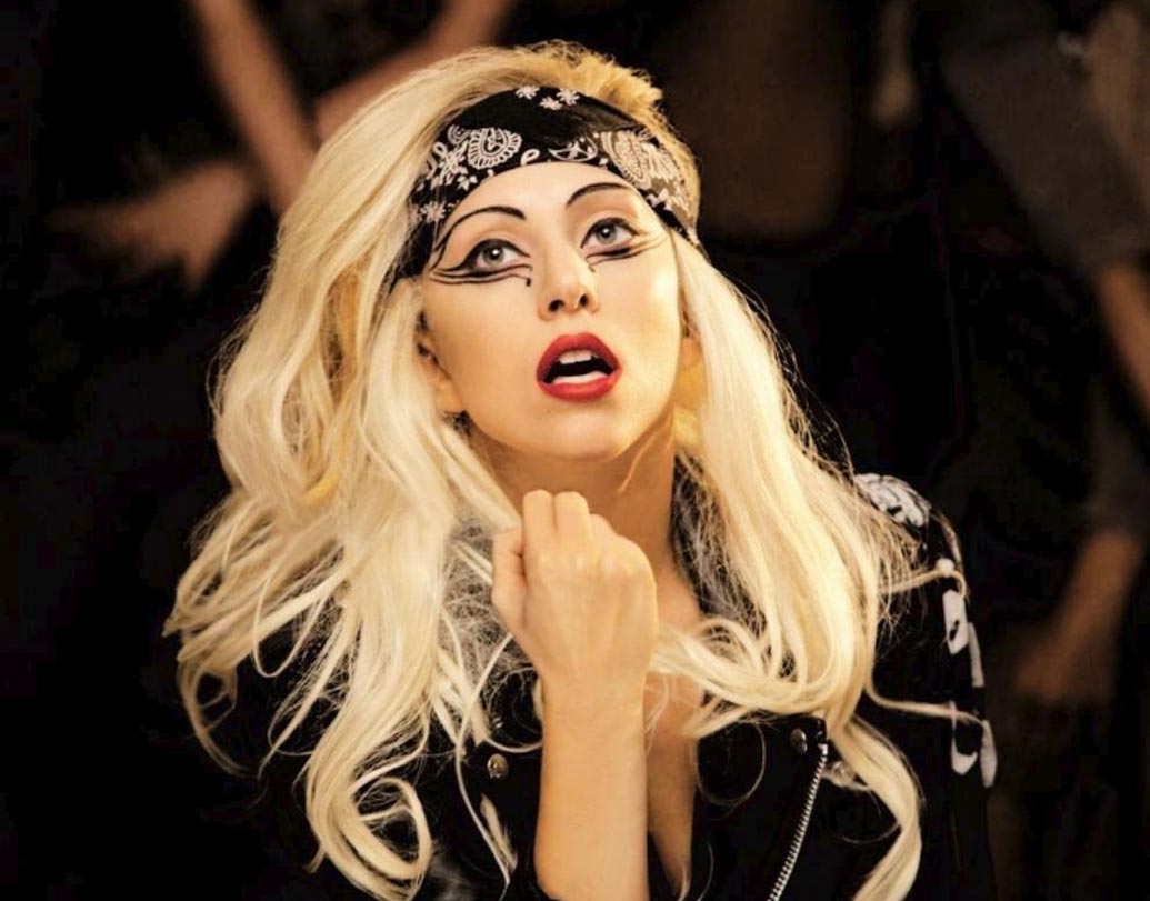 লেডি গাগা: জনপ্রিয়তা হোক বা গসিপ, এই মার্কিন পপ গায়িকা সবেতেই থাকেন এক নম্বরে। তাঁর সংগ্রহে নাকি রয়েছে ভূত ধরার যন্ত্র (ঘোস্ট ডিটেকশন মেশিন)। ৫০ হাজার ডলারের (ভারতীয় টাকায় প্রায় ৩৩ লক্ষ টাকা) মেশিনটি বাস্তবেই ভূতের হদিশ দেয় কি না জানা নেই, তবে সেলেবদের পছন্দ বলে কথা, ব্যতিক্রম তো হবেই!