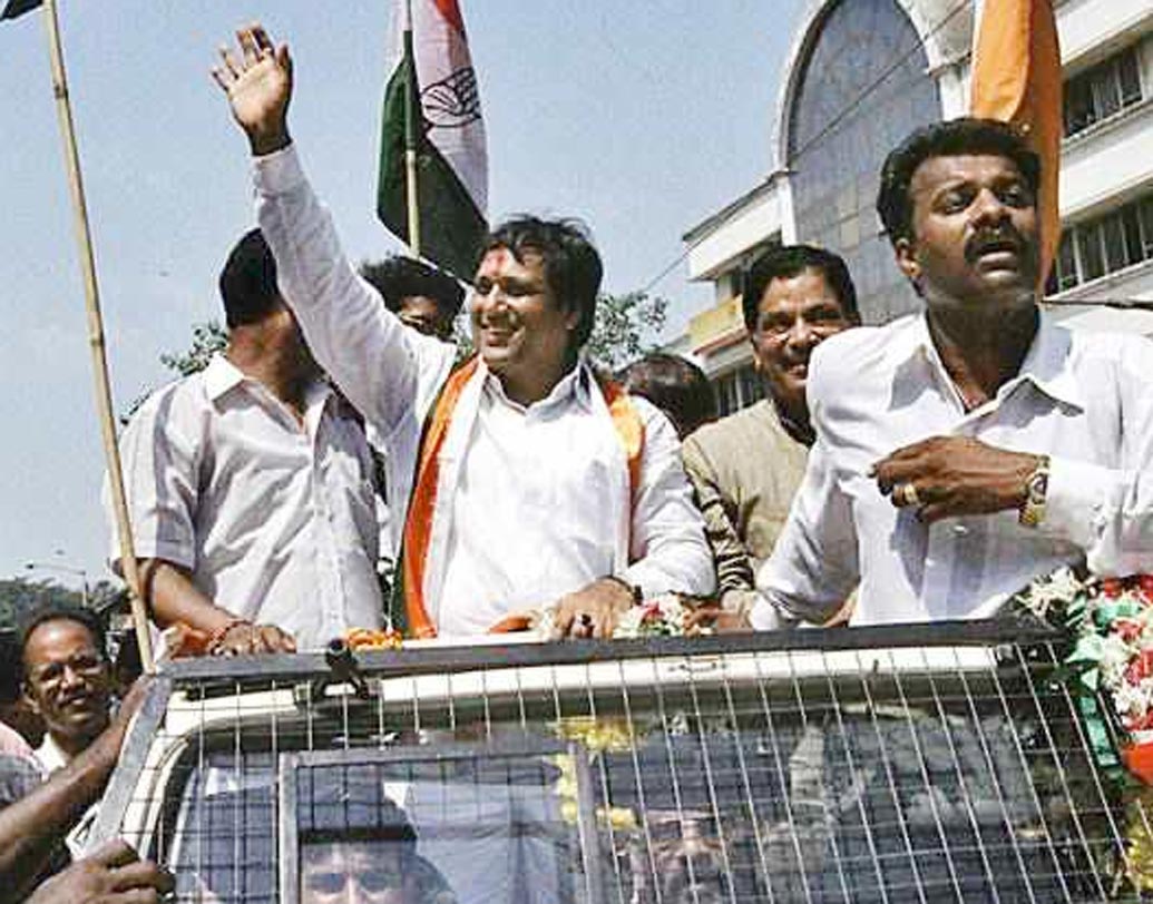 ২০০৪ সালে সক্রিয়ভাবে রাজনীতিতে যোগ দেন অভিনেতা। শোনা গিয়েছিল সেই সময় অনেক ফিল্মের অফার নাকি ফিরিয়ে দিয়েছিলেন গোবিন্দা। কিন্তু, রাজনীতির ময়দানেও সেই ভাবে সফল হননি তিনি। অন্য দিকে, রাজনীতি নিয়ে এক্সপেরিমেন্ট করার চক্করে বলিউডেও তাঁর পসার অনেক কমে যায়।