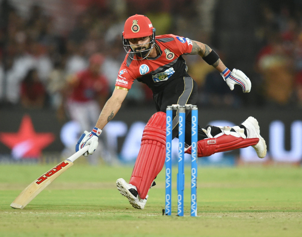 বিরাট কোহালি: আমাদের দলের অধিনায়ক এবং তিন নম্বর ব্যাটসম্যান। এ বারের আইপিএলে ৪৮-এর উপর গড়ে ৫৩০ রান করেছেন বিরাট। স্ট্রাইক রেট ১৩৯ এরও বেশি। ছবি: পিটিআই।