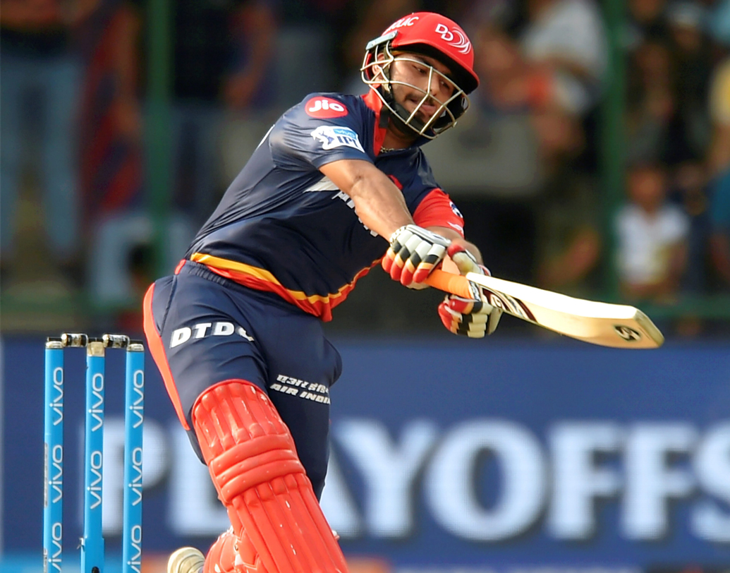 ঋষভ পন্থ: বিরাটের সঙ্গে মিডল অর্ডারের দায়িত্ব সামলাবেন তরুণ এই বাঁহাতি উইকেটরক্ষক ব্যাটসম্যান। আইপিএলে ১৪ ম্যাচে ৬৮৪ রান করেছেন পন্থ। এ বারে এমার্জিং প্লেয়ার অব দ্য সিজনও হয়েছেন পন্থ। ছবি: পিটিআই।