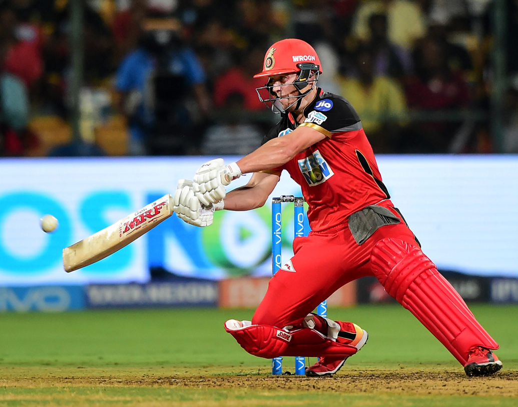 এবি ডেভিলিয়ার্স: সুপারম্যান ডেভিলিয়ার্স এ বারেও ছিলেন ফর্মের শীর্ষে। ১২ ম্যাচে ১৭৪.৫৪ স্ট্রাইক রেটে করেছেন ৪৮০ রান। আমাদের দলের পাঁচ নম্বরে থাকছেন তিনি। ছবি: পিটিআই।