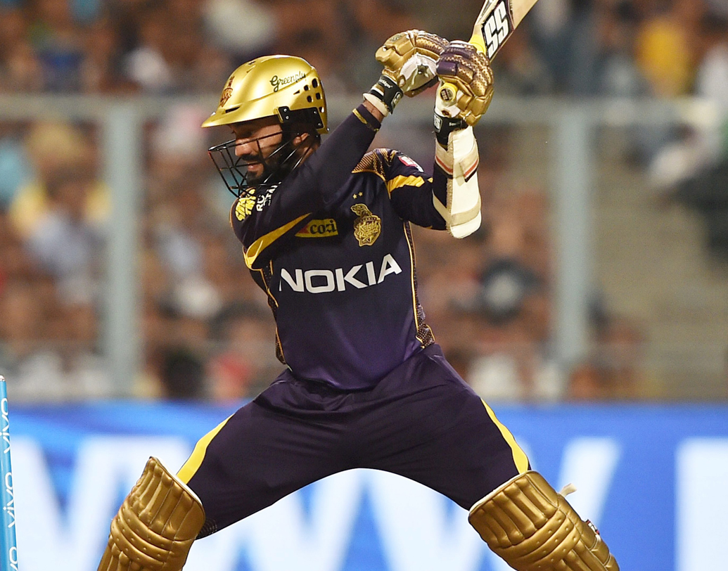 দীনেশ কার্তিক: নাইটদের অধিনায়ক হিসাবে একেবারে নতুন কার্তিককে দেখা গিয়েছে এই আইপিএলে। একাধিক ম্যাচে ফিনিশারের ভূমিকায় দেখা গিয়েছে কার্তিককে। প্রায় ৫০ গড়ে মরসুমে ব্যাট করা কার্তিক আমাদের দলের উইকেটরক্ষকের দায়িত্ব সামলাবেন। ছবি: পিটিআই।