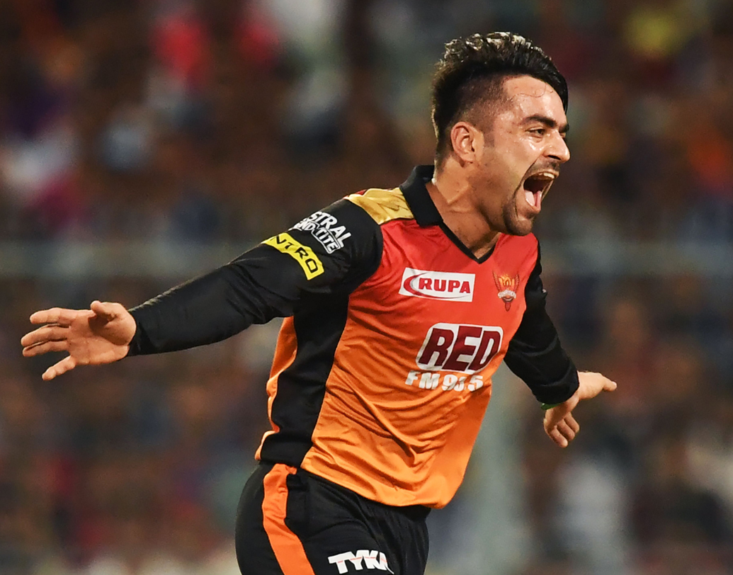 রশিদ খান: এই মুহূর্তে বিশ্বের সেরা লেগস্পিনার। আইপিএলে তাঁকে খেলতে পারেননি বেশির ভাগ ব্যাটসম্যানই। ওভার প্রতি মাত্র ৬.৭৩ রান দিয়ে ১৭ ম্যাচে ২১ উইকেট নিয়েছেন এই আফগান স্পিনার।