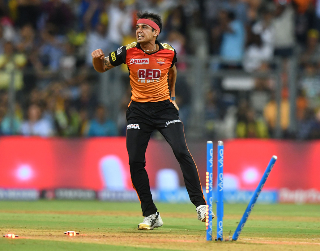 সিদ্ধার্থ কল: ফাস্ট বোলারদের এই মরসুমের অন্যতম সেরা পেসার সানরাইজার্সের সিদ্ধার্থ। আমাদের পেস ব্যাটারির দ্বিতীয় ফলা হিসাবে থাকছেন তিনি। ছবি: এএফপি।