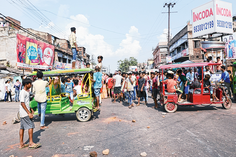  অভিযুক্তদের ধরার দাবিতে সীতারামপুরে অবরোধ বাসিন্দাদের। বৃহস্পতিবার। নিজস্ব চিত্র