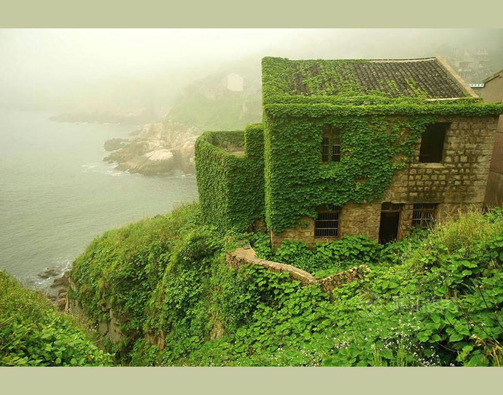 ১৯৯০ সাল নাগাদ হাতেগোনা কয়েকটি পরিবার ছাড়া গোটা গ্রাম প্রায় জনশূন্য হয়ে পড়ে। বেশিরভাগ বাড়িই পরিত্যক্ত হয়ে পড়ে থাকে।