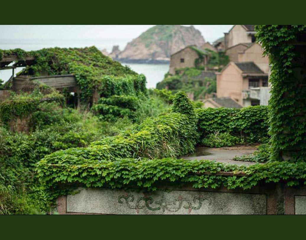 গ্রামের আদি বাসিন্দাদের দাবি, উপযুক্ত খাদ্য, পানীয়, যোগাযোগ ব্যবস্থার অভাবেই তাঁরা শহরে চলে যাওয়ার সিদ্ধান্ত নিয়েছিলেন। দীর্ঘদিন ধরে পরিত্যক্ত অবস্থায় পড়ে ছিল গ্রামটি। যাঁরা থেকে গিয়েছিলেন তাঁরাও অনেকটা দূরে পাহাড়ের উপর আশ্রয় নিয়েছিলেন। লোকজনের বাস থাকায় গ্রামটির নাম হয়ে যায় ‘ভূত গ্রাম’।