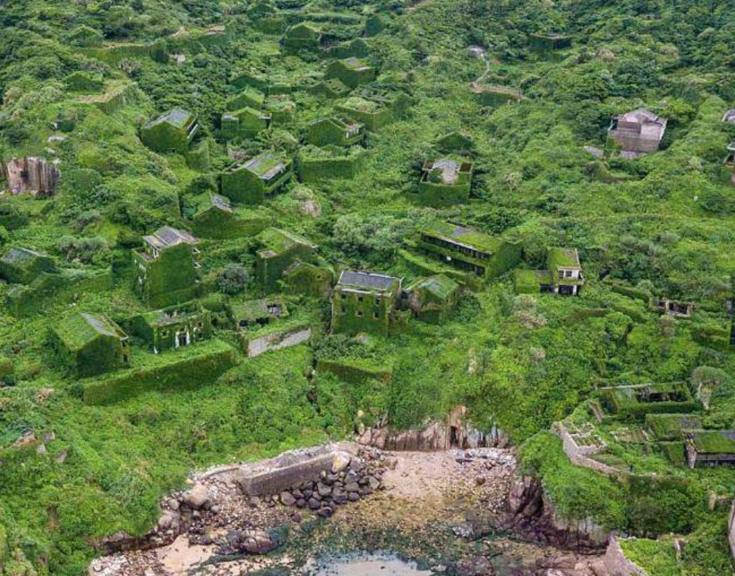 প্রকৃতির কোলে হারিয়ে গিয়ে গ্রামটিও এক সময় চলে যায় লোকচক্ষুর আড়ালে। ২০১৫ প্রথম এই গ্রামের খোঁজ পান চিনের এক তরুণ ফোটোগ্রাফার কুইং জিয়ান। তিনিই প্রথম এই গ্রামের বেশ কিছু ছবি তুলে সোশ্যাল মিডিয়ায় আপলোড করেন। সবুজে ছাওয়া এমন গ্রাম দেখে হতবাক হয়ে যায় গোটা বিশ্ব।