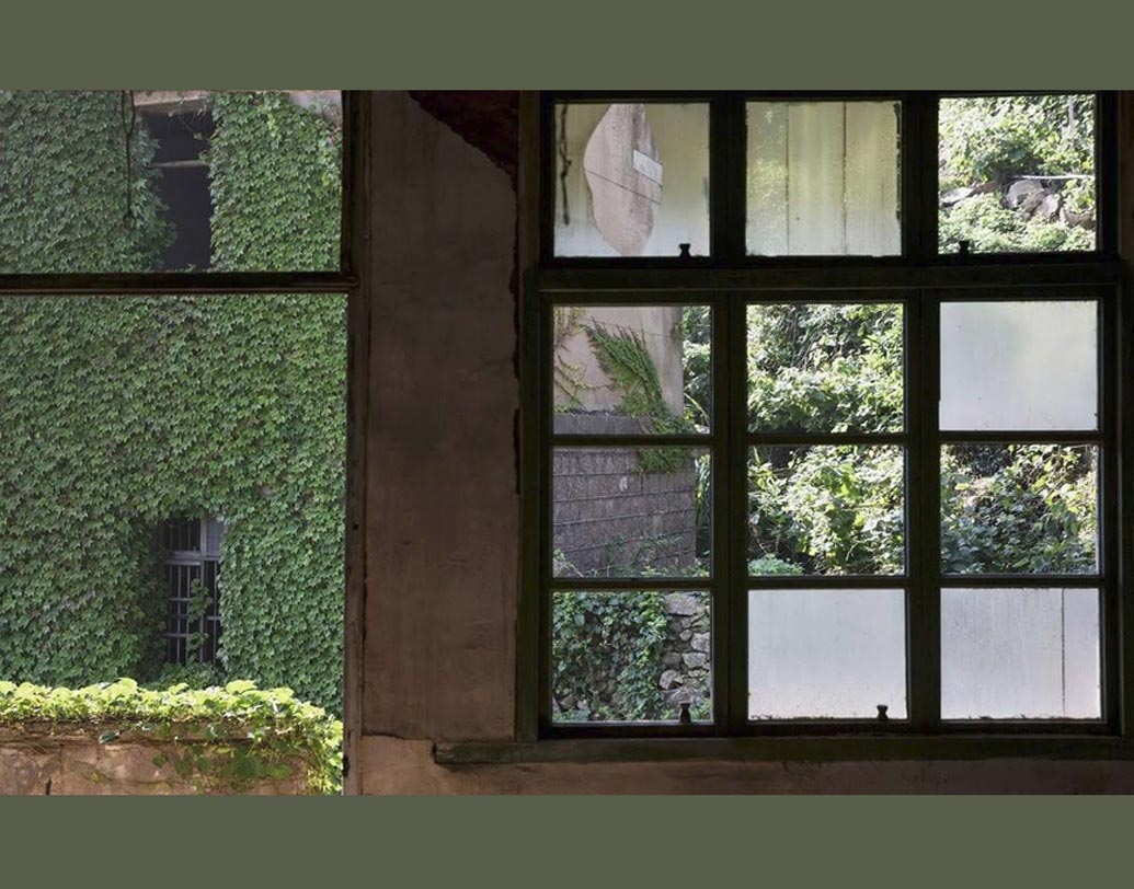 তবে, গ্রামটিতে এখনও জনা পাঁচ লোক বাস করেন। তাঁরা পাহাড়ের উপর নিজেদের জন্য আলাদা ঘর বানিয়ে নিয়েছেন। এমনই একজন গ্রামবাসী বছর বাষট্টির প্রৌঢ় জানিয়েছেন, গ্রামটিতে এক সময় বহু মানুষের বাস ছিল। এখন কান পাতলে গাছপালার শিরশিরানি শব্দ ছাড়া আর কিছুই শোনা যায় না।