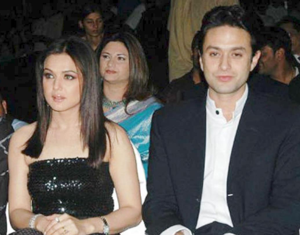 প্রীতি জিন্টা-নেস ওয়াদিয়া: ২০১৪ সালে ওয়াংখেড়ে স্টেডিয়ামে খেলা চলাকালীন গ্যালারিতে দর্শকদের সামনেই প্রীতিকে হেনস্থা করেন নেস। ক্যামেরাবন্দি হয়ে সে দৃশ্য ভাইরালও হয়েছিল সোশ্যাল মিডিয়ায়। প্রীতির দাবি ছিল, অত্যন্ত কুরুচিকর ভাষায় তাঁকে আক্রমণ করেছিলেন নেস। তাঁর বিরুদ্ধে হেনস্থা ও শারীরিক নির্যাতনের অভিযোগ দায়ের করেছিলেন প্রীতি।