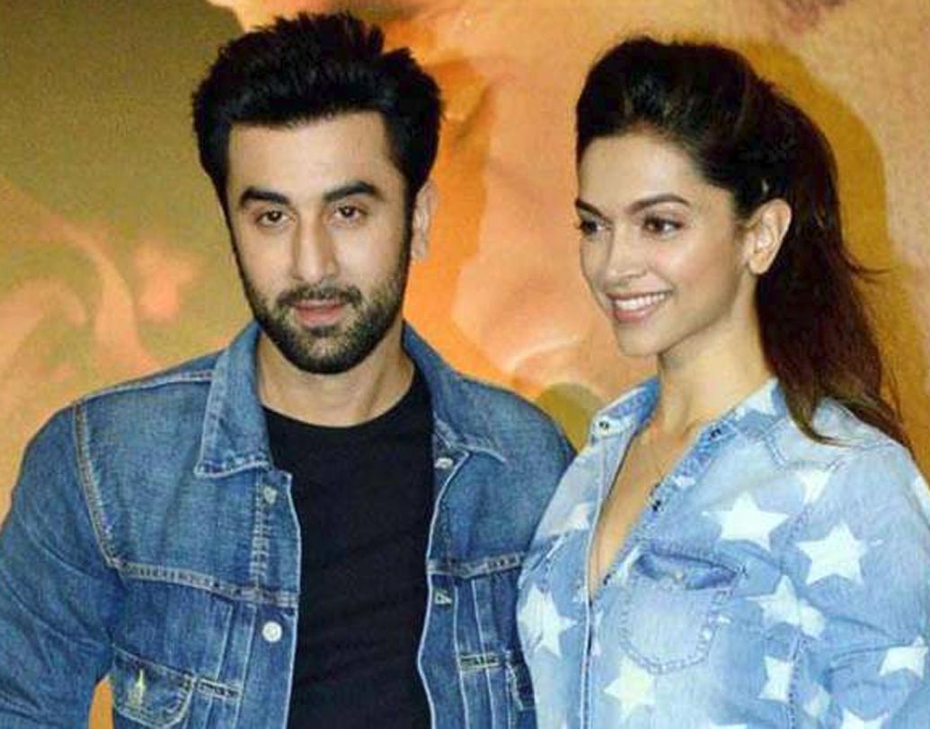 রণবীর কপূর-দীপিকা পাদুকোন: রণবীরকে নিয়ে নাকি খুবই পজেসিভ ছিলেন দীপিকা। দূরত্ব বাড়লেও নাকি সম্পর্ক থেকে বেরিয়ে আসতে চাননি তিনি। শোনা গিয়েছে, ‘রাজনীতি’ ছবির শুটিংয়ের সময় নাকি ক্যাটরিনার সঙ্গে ঘনিষ্ঠতা বাড়ছিল রণবীরের। ব্রেক-আপের পর ‘কফি উইথ কর্ণ’ টক শো-এ এসে দীপিকা বলেছিলেন, ‘‘রণবীরের যেটা সবচেয়ে বেশি প্রয়োজন সেটা হল কন্ডোম।’’