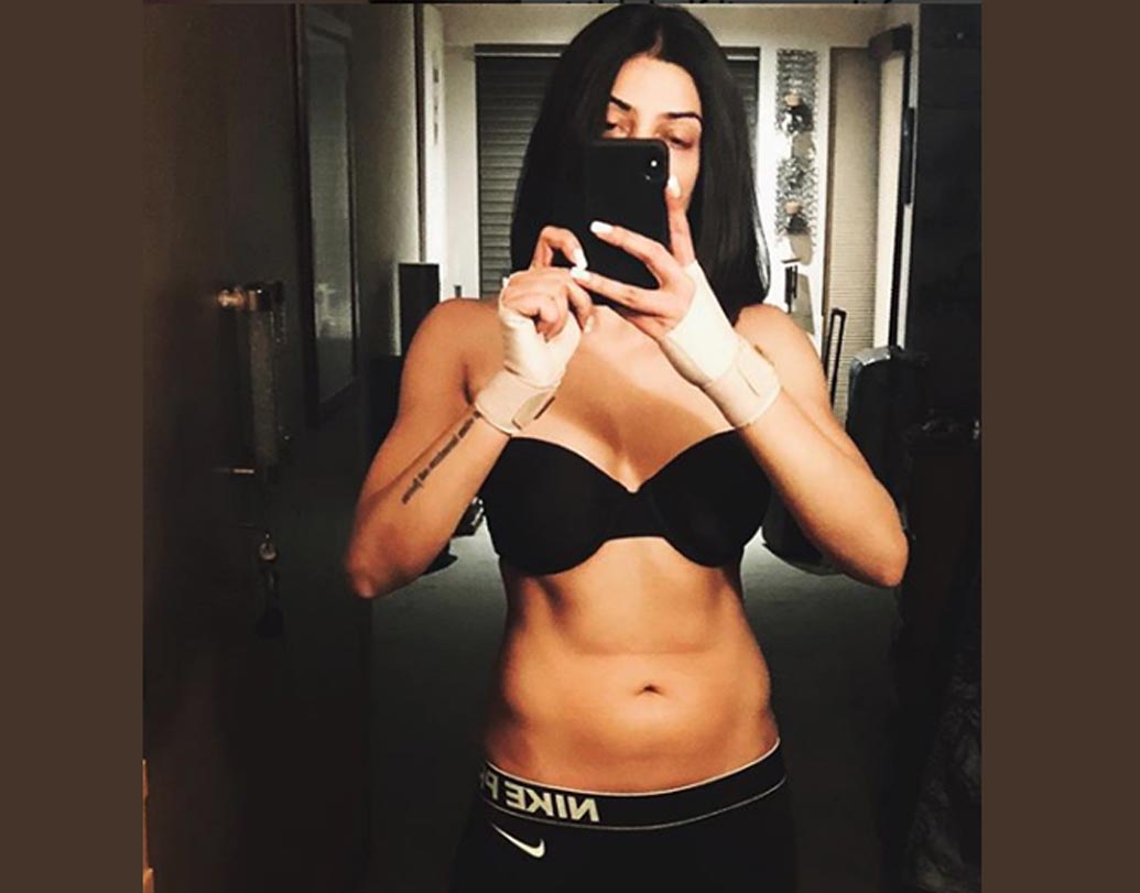 সুস্মিতা সেন: সেরা ফিগারের বিচারে যে কোনও বয়সের মহিলাকে মাত দিতে পারেন ৪২ বছরের নায়িকা। ইনস্ট্রাকটরের পরামর্শ মতো নিয়মিত কার্ডিও ট্রেনিং করেন সুস্মিতা। তাঁর অ্যাবস সত্যিই ঈর্ষণীয়।