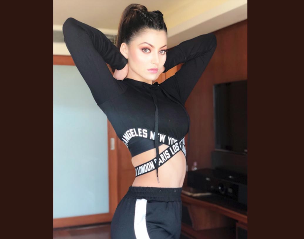 উর্বশী রাউতেলা: বলিউডে ফিট নায়িকাদের মধ্যে প্রথম সারিতেই পড়েন উর্বশী। নিয়ম মেনে প্ল্যাঙ্ক, লেগ-প্রেস বা ক্রাঞ্চ পুশ-আপস করেন নায়িকা। তা ছাড়া, সপ্তাহে দু’দিন যোগা করেন তিনি। ২০১৫ সালে ‘মিস ডিভা’র শিরোপা ছিনিয়ে নিয়েছিলেন উর্বশী। ওই বছর ‘মিস ইউনিভার্স’ প্রতিযোগিতায় ভারতের হয়ে প্রতিনিধিত্বও করেছিলেন তিনি।