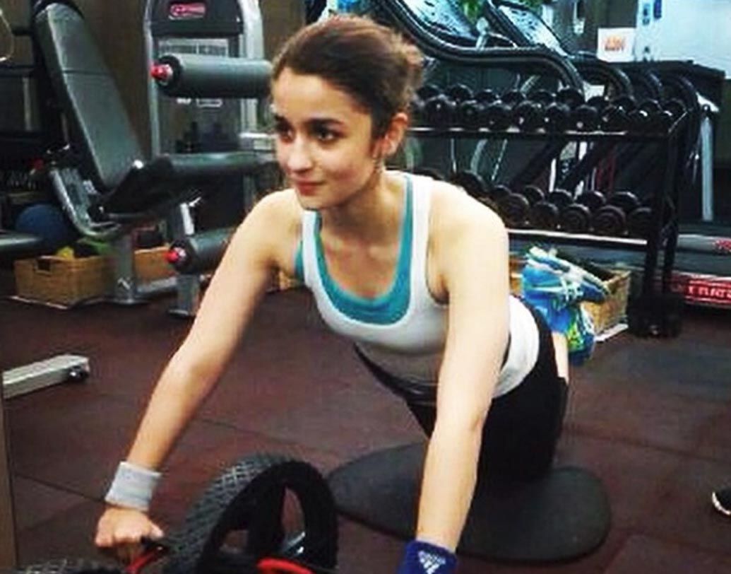 আলিয়া ভট্ট: বলিউডের ‘চাবি গার্ল’ আলিয়া মেকওভারের পর এখন স্টানিং, হট ডিভা। আলিয়া জানিয়েছিলেন ‘স্টুডেন্ট অব দ্য ইয়ার’ ছবির আগে তিন মাসের মধ্যে অন্তত ১৫ কিলোগ্রাম ওজন ঝরিয়েছিলেন তিনি।