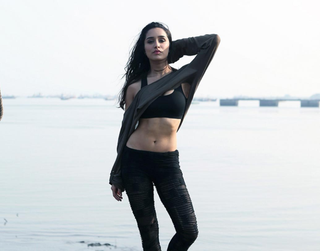 শ্রদ্ধা কপূর: জাঙ্ক ফুড নাকি একেবারেই নাপসন্দ শ্রদ্ধার। পুষ্টিকর খাবারই সবচেয়ে বেশি পছন্দ করেন নায়িকা। তা ছাড়া, সুন্দর ত্বকের জন্য রোজ প্রচুর পরিমাণ ফল খান শ্রদ্ধা। একদিনের জন্যও নাকি শরীরচর্চা বাদ দেন না তিনি।