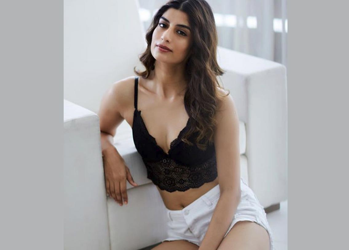 এরিকা কিন্তু রাজি হননি। তাঁর ইচ্ছা ছিল সাইকোলজি নিয়ে পড়াশোনা করার। কিন্তু মা বেঁকে বসেন। মায়ের ইচ্ছাতেই নাকি এরিকা মডেলিংয়ে আসেন। মায়ের সিদ্ধান্ত যে ভুল ছিল না, এরিকার কেরিয়ার গ্রাফ দেখে তা এখন বলাই যায়।