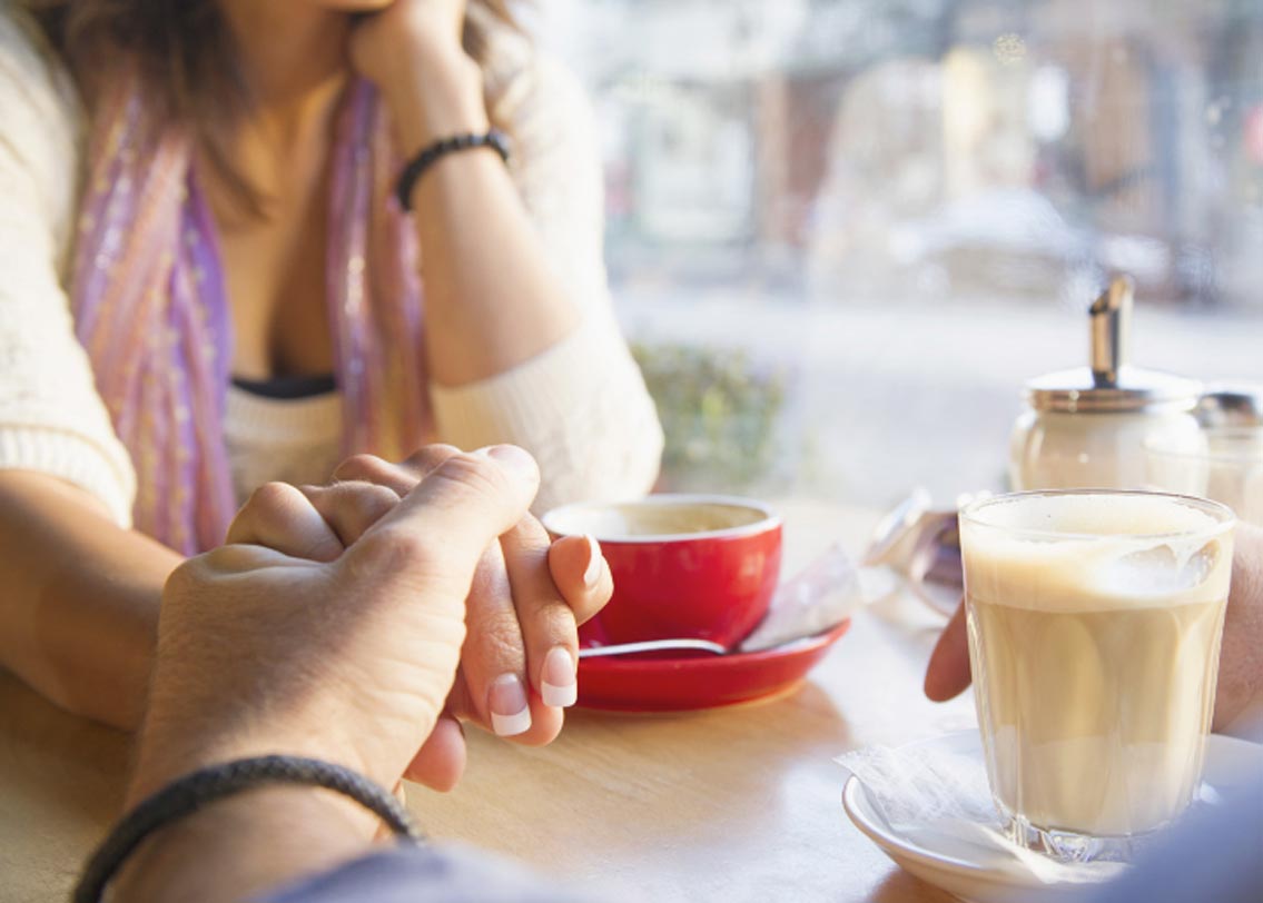 প্রথম ডেট অনেকটা জীবনের প্রথম পরীক্ষার মতো। দু’জনেই কম-বেশি নার্ভাস থাকেন। তাই কখনও অন্যের ব্যক্তিগত জীবনে প্রথম দিনই মাথা ঘামাবেন না।