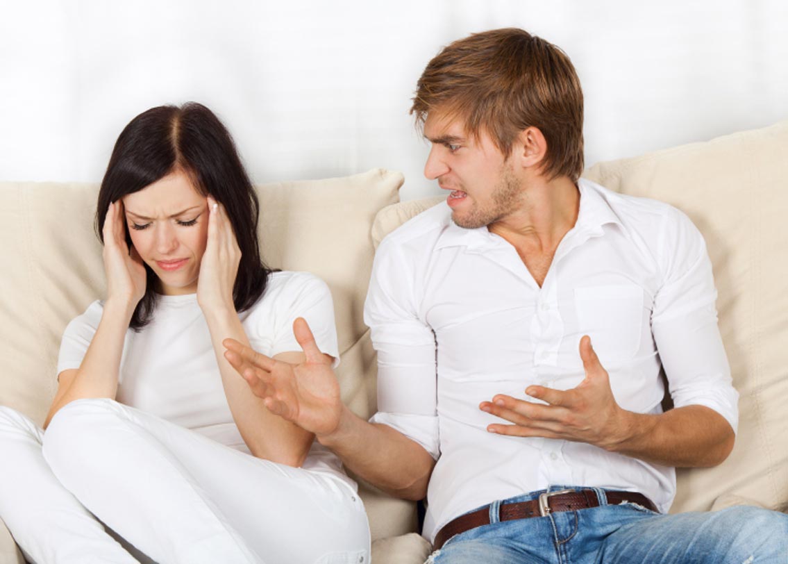 হয়ত আপনার ডেট পার্টনার পৌঁছতে দেরি করলেন। অনেকটা সময় পার্কে বা রেস্তরাঁয় আপনাকে অপেক্ষা করতে হল। এতে আপনার জরুরি কিছু কাজও পিছিয়ে গেল। মনে মনে যতই রাগ বা বিরক্তি থাকুক, মুখে প্রকাশ করবেন না।