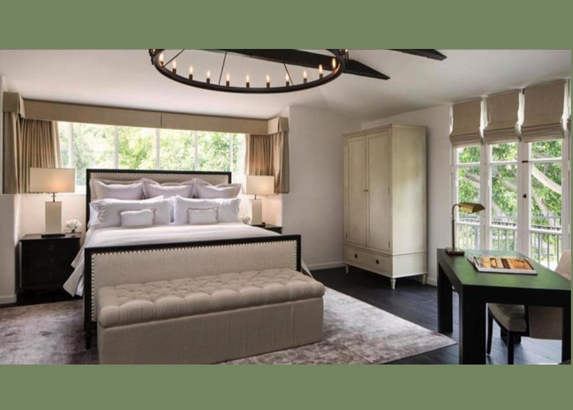 কেনার পর উদয় এই ভিলাটি নিজের মতো করে সাজিয়ে নিয়েছিলেন। ভিলাটির ৪টে বেডরুম আছে। ৪টে বেডরুমের মধ্যে একটা মাস্টার বেডরুম। যার সঙ্গে যুক্ত একটি ব্যালকনি।