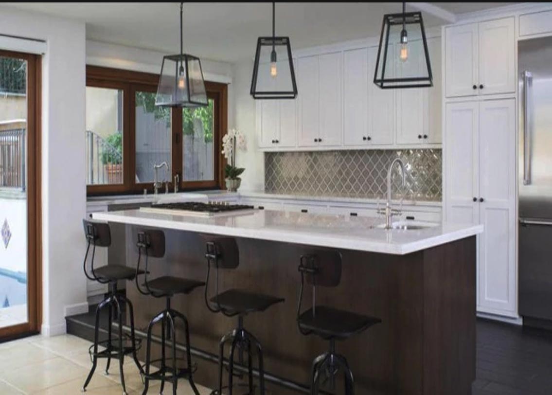 একটি সেন্টার আইল্যান্ড কিচেন এবং একটা বসার জায়গাও আছে। আর বসার জায়গার পাশেই আছে একটি সল্ট ওয়াটার পুল এবং স্পা।