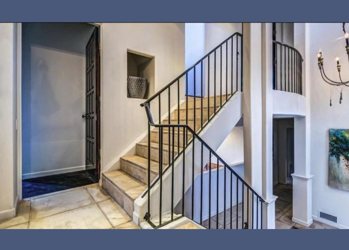 কিন্তু কেন মাত্র দু’বছরের মধ্যেই সাধের ভিলা বিক্রি করতে চান উদয়? সে প্রশ্নের উত্তর এখনও জানা যায়নি।