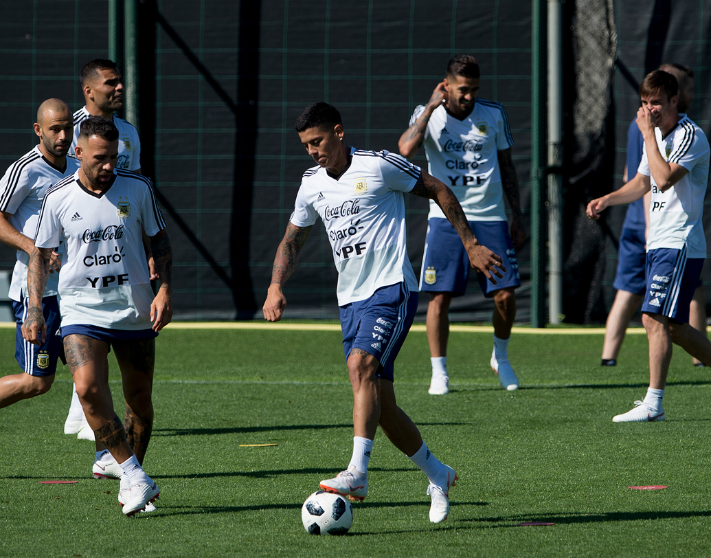 আর্জেন্তিনা: লিওনেল মেসির লকারে এই একটি ট্রফিই নেই। এ বারেই সেই ট্রফি তোলার শেষ সুযোগ পাচ্ছেন ফুটবলের রাজপুত্র। বিশ্বকাপ জিততে তিনি যে কতটা মরিয়া, তা বুঝিয়েছেন আগেই। আর মেসির এই খিদের জন্যই আর্জেন্তিনা বিশ্বকাপ জেতার অন্যতম দাবিদার। সঙ্গে আগুয়েরো, হিগুয়াইনরাও তো রয়েছেনই। ছবি: এএফপি।