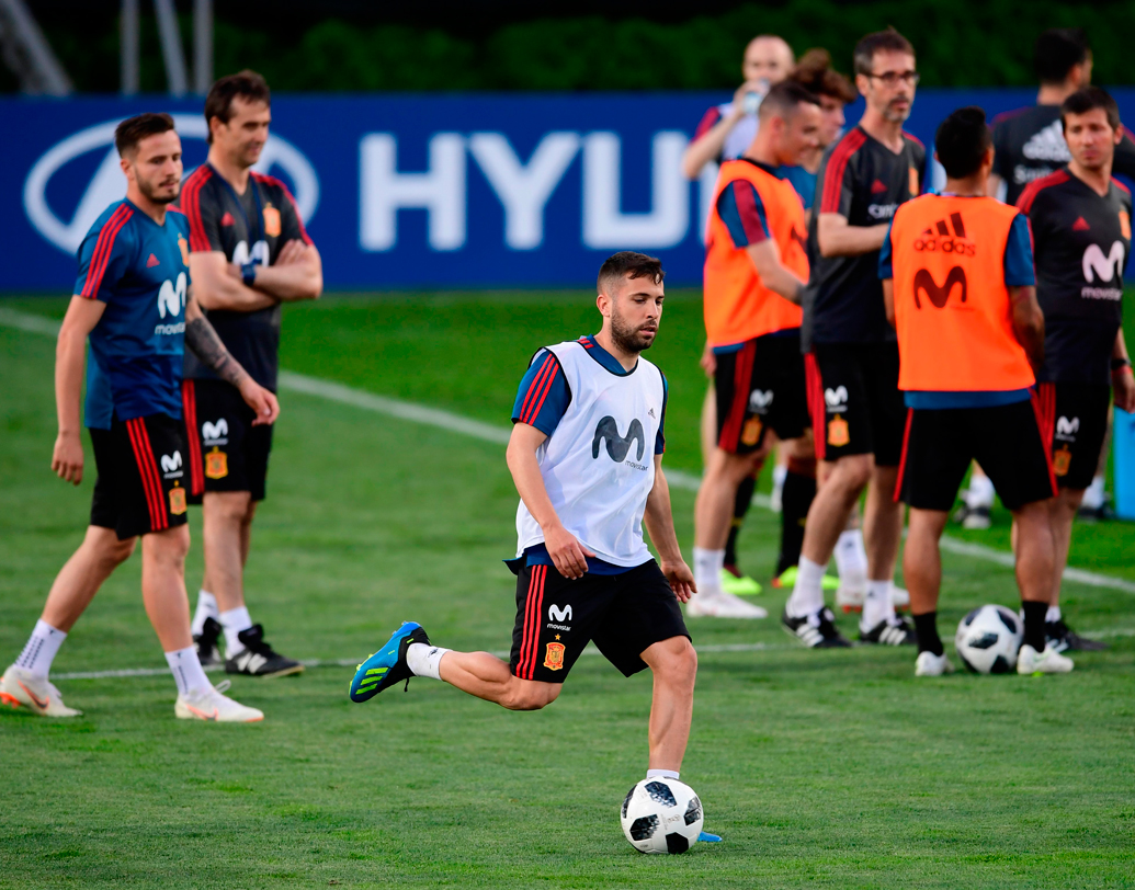 স্পেন: ইনিয়েস্তার শেষ বিশ্বকাপ। ২০১৪ বিশ্বকাপে গ্রুপ পর্ব থেকেই অবাক বিদায় নিয়েছিল স্পেন। দেশের অন্যতম সেরা মিডফিল্ডারকে শেষ বিশ্বকাপে ট্রফি হাতে বিদায় জানাতে চাইবেন ফর্মে থাকা ইস্কো, দিয়েগো কোস্তা, দাভিদ সিলভারা। ছবি: এএফপি।