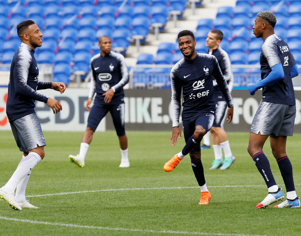 ফ্রান্স: ১৯৯৮ সালের পর ২০০৬ সালে খুব কাছাকাছি এলেও বিশ্বকাপ ঘরে ঢোকেনি ফ্রান্সের। এ বারে কিন্তু বেশ ব্যালান্সড দল নিয়েই রাশিয়া এসেছে ফ্রান্স। গোলে অভিজ্ঞ লরিস, ডিফেন্সে ভারানে, হার্নান্ডেজরা তো আছেনই, মিডফিল্ডে পোগবা, ডেম্বেলে এবং আক্রমণে গ্রিজম্যান, এমবাপেরা কিন্তু ফর্মে থাকলে সব হিসাব উল্টে দিতে পারেন। ছবি: রয়টার্স।