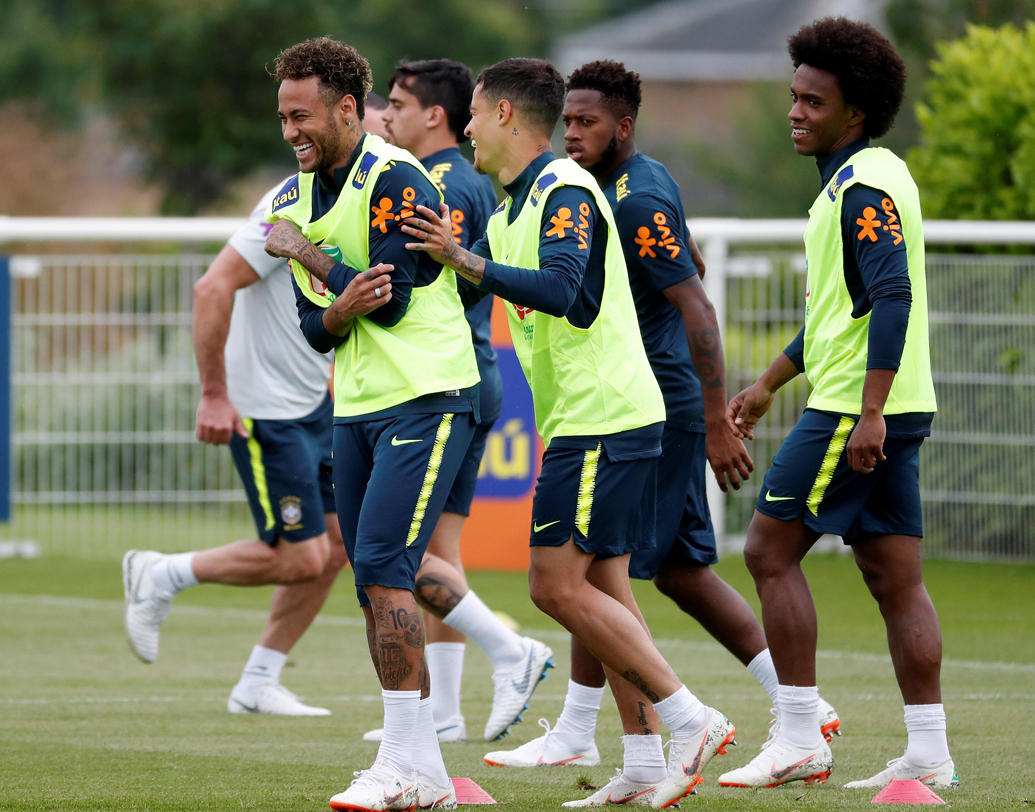 ব্রাজিল: গত বিশ্বকাপে জার্মানির কাছে লজ্জার হারের পর অনেকটাই পাল্টে গিয়েছে ব্রাজিল। যার অন্যতম প্রমাণ বিশ্বকাপের যোগ্যতা নির্ণায়ক পর্ব। নেমারকে সামনে রেখে ইতিমধ্যেই স্বপ্ন দেখা শুরু করে দিয়েছে সেলেকাওরা। তিতের কোচিংয়ে সেই স্বপ্নকে বাস্তব রূপ দিতে তৈরি মার্সেলো, থিয়েগো সিলভা, ফার্নান্দিনহোরা। ছবি: রয়টার্স।