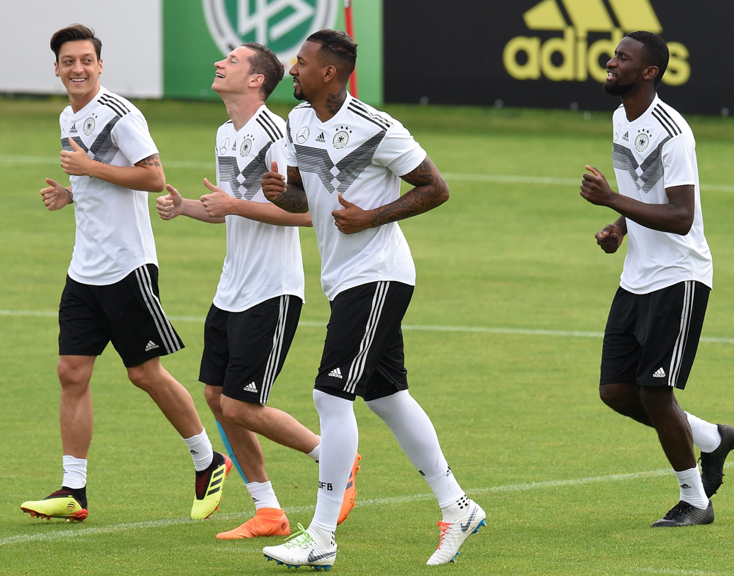 জার্মানি: গত বারের চ্যাম্পিয়ানরা এ বারেও ট্রফি জেতার অন্যতম দাবিদার। জোয়াকিম লোর দলের প্রধান শক্তি তাঁদের ডিফেন্স। বোয়েতাং, হুমেলসদের টপকে গোল করাটা যথেষ্ট চ্যালেঞ্জিং। এ ছাড়া খেদিরা, ওজিল, টনি ক্রুসদের মাঝমাঠও অন্যতম সেরা। কনফেডারেশন কাপ জেতা জার্মানি কিন্তু টানা দু’বার বিশ্বকাপ জিততেই পারে। ছবি: এএফপি।