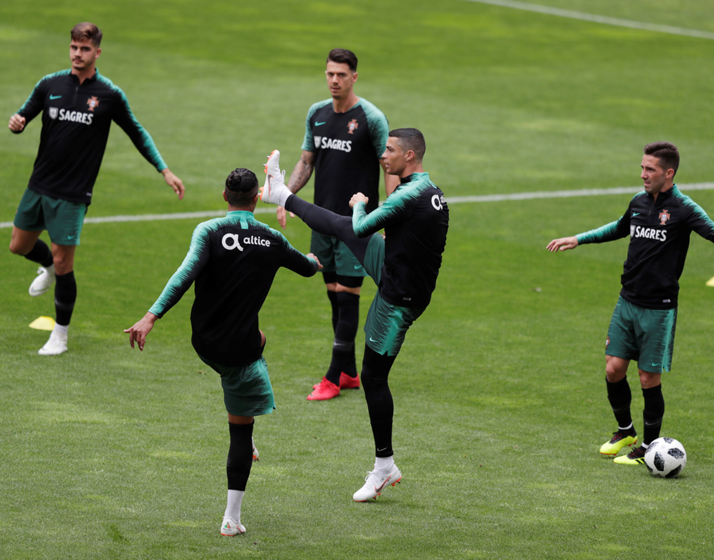 পর্তুগাল: দলে বিশ্বের অন্যতম সেরা ফুটবলার- ক্রিশ্চিয়ানো রোনাল্ডো। আগেও বিশ্বকাপ খেলেছেন পর্তুগালের হয়ে কিন্তু ট্রফি জেতা হয়নি। তবে এবার রোনাল্ডো আরও অভিজ্ঞ। সঙ্গে ব্রুনো অ্যালভেজ, বেটো, রিকার্ডো ক্যারেজমো, পেপে-র মতো পোড় খাওয়া খেলোয়াড়। তাদের কাছেও এটা বিশ্বকাপ জেতার শেষ সুযোগ। ছবি: রয়টার্স।