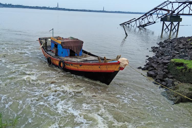 Allegation for poor construction of sluice gates in Haldia