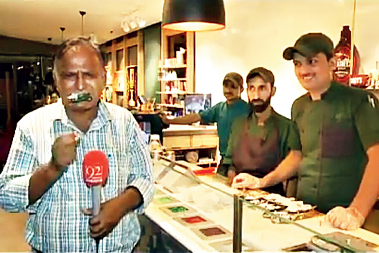 Reporter Chand Nawab comes up with yet another funny beeper