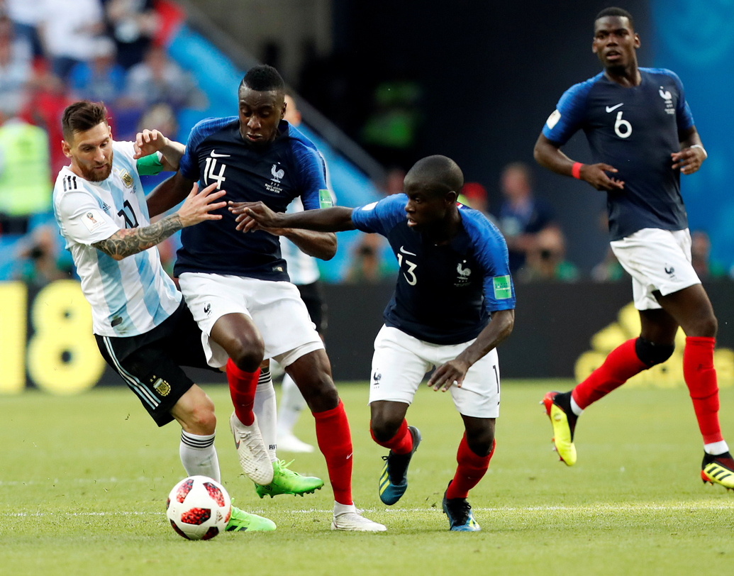 কোনও ভাবেই মেসিকে খেলতে দেব না— দেশঁর এই রণনীতি একেবারে অক্ষরে অক্ষরে মেনে চলেছেন পোগবা-কতেঁরা। মেসির পায়ে বল গেলেই তাঁকে ঘিরে ধরেছেন অন্তত তিন জন ফরাসি ফুটবলার। অনেকটা নীচে নেমে মেসি খেলায় আর্জেন্টিনার প্রধান অস্ত্রটাই ভোঁতা হয়ে গিয়েছিল। ছবি: রয়টার্স।