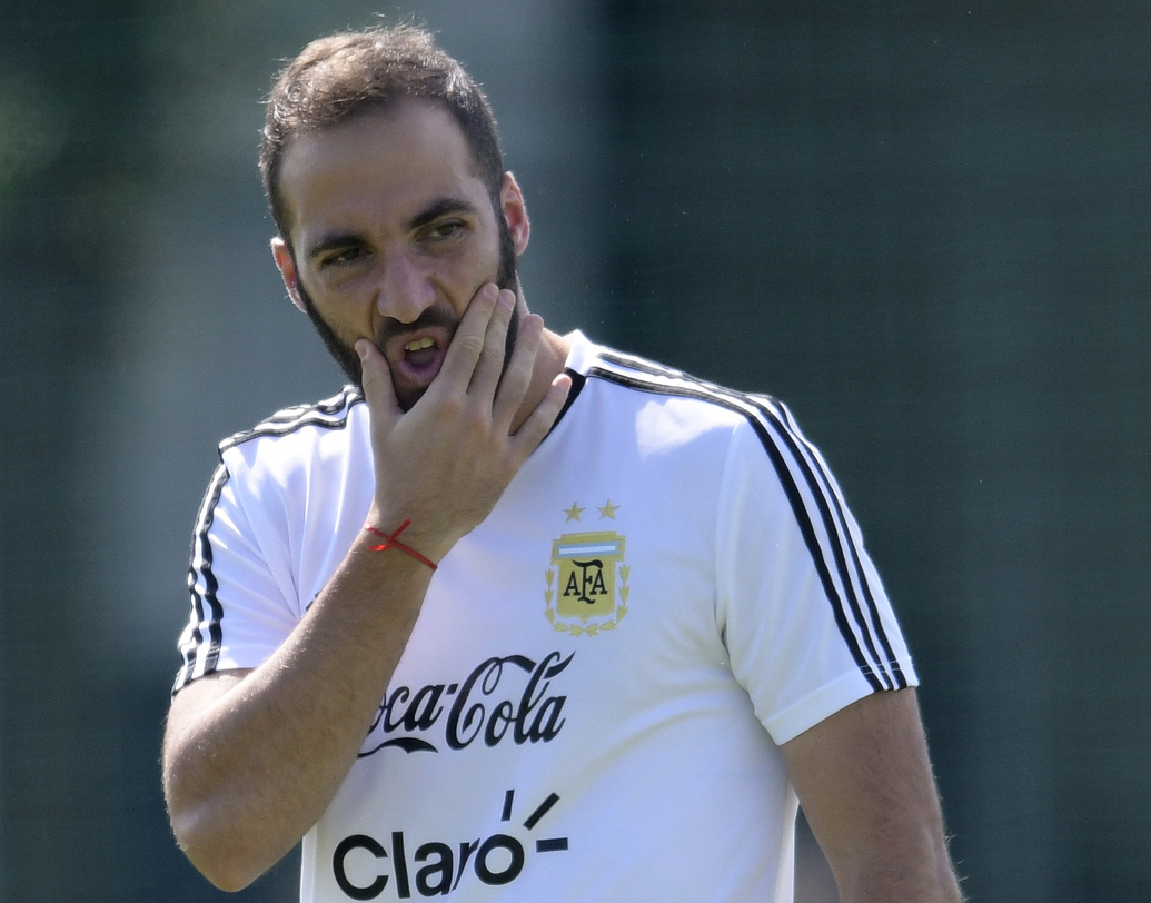 আর্জেন্টিনার রণনীতি প্রথম থেকেই ছিল ভুলে ভরা। আগুয়েরো, ইগুয়াইনকে রিজার্ভ বেঞ্চে বসিয়ে রেখে শুরুতেই খানিকটা ব্যাকফুটে চলে গিয়েছিল আর্জেন্টিনা। এর ফলে প্রথম থেকেই চাপে পড়ে যায় আর্জেন্টিনার মাঝমাঠ। ছবি: এএফপি।