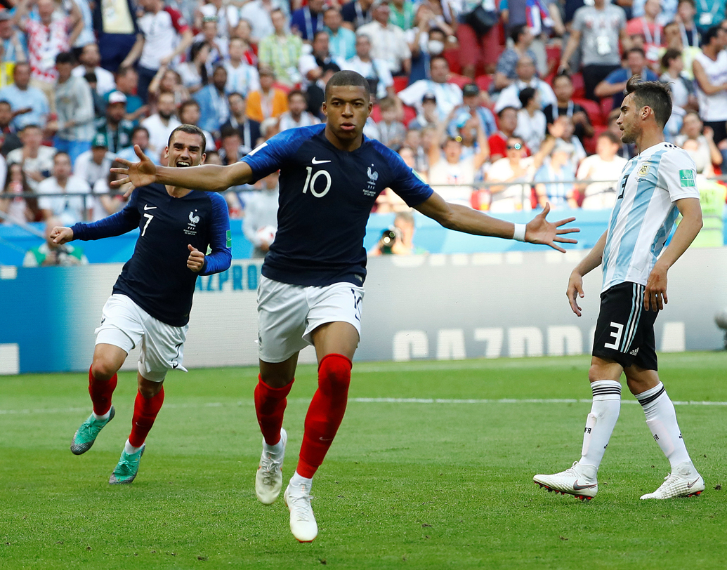 আর্জেন্টিনার খেলায় হোমওয়ার্কের অভাবের ছাপ ছিল স্পষ্ট। এমবাপে যে গতিতে মাত করতে পারেন, তা বোধহয় ভুলে গিয়েছিলেন সাম্পাওলি। এমবাপের গতির সামনে বারবার খুলে যাচ্ছিল আর্জেন্টিনীয় ডিফেন্সের দরজা। ছবি: রয়টার্স।