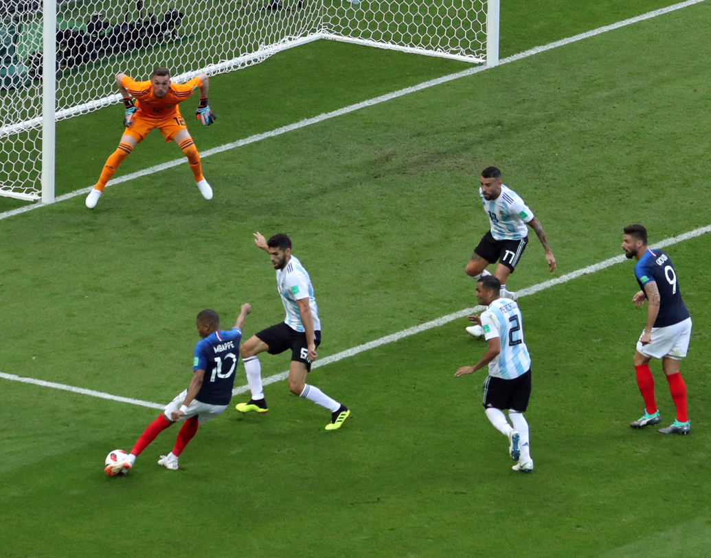 অঙ্ক কষে খেলে ম্যাচ জিতল ফ্রান্স। মেসিকে আটকে এবং দুরন্ত গতিতে প্রতি আক্রমণে গিয়ে রোহোদের ডিফেন্সকে ফালাফালা করে ফেললেন এমবাপে-গ্রিজম্যান-জিহুরা। ছবি: রয়টার্স।