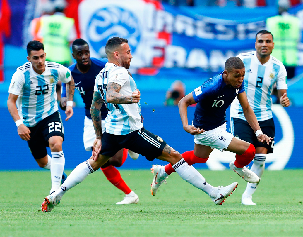 গ্রুপ পর্ব থেকেই বোঝা যাচ্ছিল, ছন্দে নেই আর্জেন্টিনা ডিফেন্স। ক্রোটদের বিরুদ্ধে তিন গোল তো বটেই, নাইজিরিয়া এবং আইসল্যান্ডের বিরুদ্ধেও গোল হজম করতে হয়েছে তাদের। সেই দুর্বল ডিফেন্সই বিশ্বকাপ যাত্রা শেষ করল মেসিদের। ছবি: এএফপি।